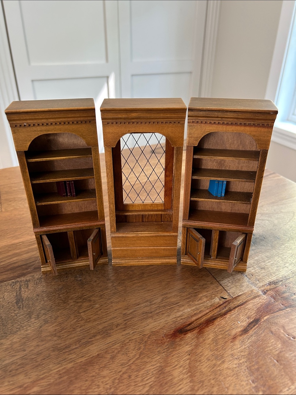 Vtg Carlson’s Miniatures Bookcase, Dollhouse Furniture, Lot 9 - Picture 3 of 8